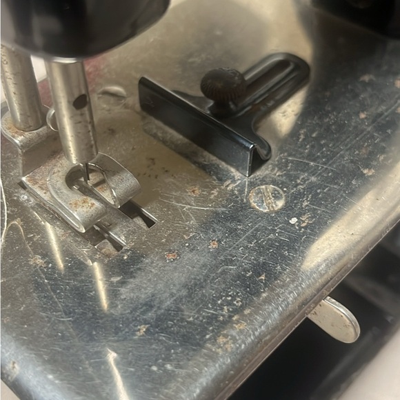 Singer Miniature Sewing Machine - Picture 6 of 8